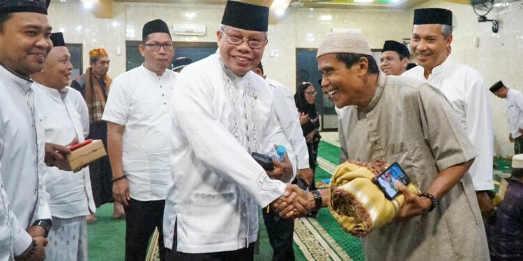 Wali Kota Parepare, Taufan Pawe (TP) kembali menghadiri Safari Zikir Pemkot Parepare. Kali ini di Masjid Jami Al Manar, Kecamatan Ujung, Parepare, Kamis (14/9/2023)