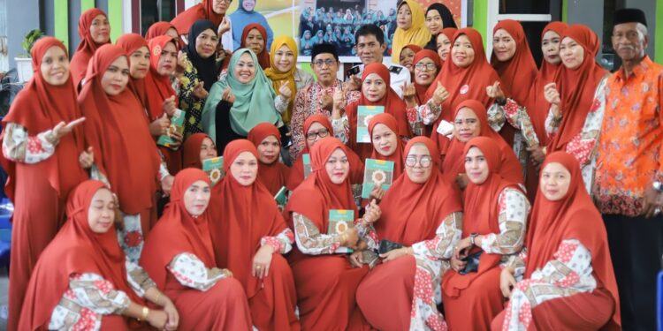 Ketua Tim Penggerak PKK Kota Parepare sekaligus Ketua Dewan Pembina Forum Kajian Cinta Al-Qur'an Parepare, Hj Erna Rasyid Taufan melakukan kunjungan silaturahmi dan monitoring Komunitas Mengaji Al-Hasyir di RW 04, Kelurahan Lapadde, Kecamatan Ujung, Parepare, Kamis (7/9/2023)