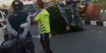 Mobil Pickup Terbalik di Jalan Jenderal Sudirman