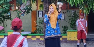Guru SDN 4 Parepare Edukasi Siswa CBP Rupiah
