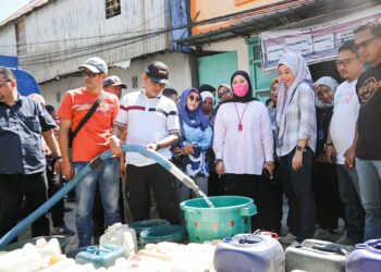 Direktur Umum dan Pelayanan Perumda Air Minum Kota Makassar, Indira Mulyasari mendampingi Wakil Wali Kota Makassar,  Fatmawati Rusdi mengunjungi salah satu daerah yang terdampak kekurangan air di Kelurahan Camba Berua Kecamatan Ujung Tanah, Sabtu 92/9/2023)