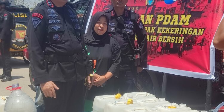 Brimob Polda Sulsel yang berkolaborasi dengan PDAM Kota Makassar  menurunkan armada yang akan mengantarkan air bersih ke daerah yang terdampak tidak mendapatkan air seperti Lantebung, Sultan Abdullah, Kandea dan Bunga Eja Beru