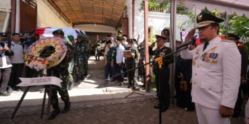 Gubernur Sulsel Inspektur Upacara Persemayaman Jenazah Mayjen TNI (Purn) HM Amin Syam