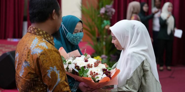 Momen perpisahan Ketua TP PKK Sulsel Naoemi Octarina di Baruga Karaeng Pattingalloang Rujab Gubernur, Ahad malam lalu (3/9/2023).