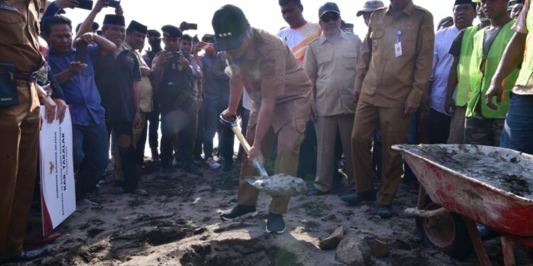 Gubernur Sulsel, Andi Sudirman melakukan Peletakan Batu Pertama Pembangunan Tanggul Penahan Abrasi Desa Kanaeng, Desa Popo 2023 dan Peresmian Tanggul Penahan Abrasi Desa Bontokanang 2022, Kecamatan Galesong Selatan, Kabupaten Takalar, Senin (4/9/2023).