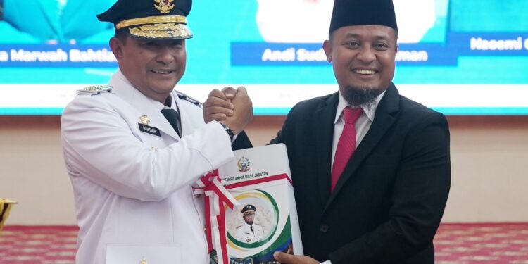 Penyerahan memori jabatan Andi Sudirman Sulaiman selaku Gubernur Sulsel Periode Sisa Masa Jabatan 2018-2023 ke Penjabat (Pj) Gubernur Sulsel, Bahtiar di Baruga Karaeng Pattingalloang, Rumah Jabatan Gubernur Sulsel, Rabu (6/9/2023)