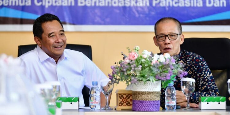 Penjabat Gubernur Sulsel, Bahtiar Baharuddin bersama Ketua PGIW Sulselbara, Pendeta Adrie Massie