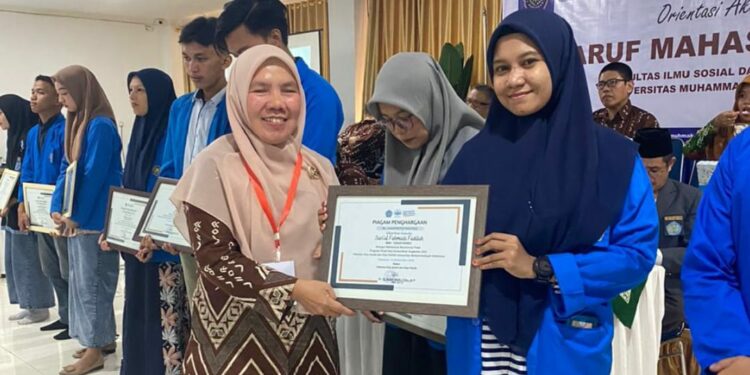 Salah satu mahasiswa berprestasi dari Prodi Ilmu Komunikasi Fisip Unismuh, Sari'ul Fahmiati Fadilah menerima penghargaan dari Dekan Fisip Unismuh, Dr Hj Ihyani Malik, S.Sos, M.Si