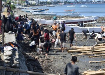 Pemandangan sampah yang berada di Pantai Anjungan Cempae, di Kelurahan Watang Soreang, Kota Parepare, Sulawesi Selatan  disoroti relawan aksi World Clean up Day