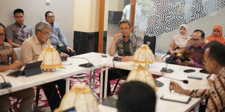 Rapat Koordinasi (Rakor) untuk menindaklanjuti arahan Pj Gubernur Sulsel terkait penguatan ketahanan pangan melalui program Gerakan Gemar Menanam Pisang di Toraja Room, Kantor Gubernur Sulsel, Jumat (22/9/2023)