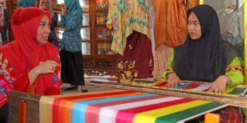 Pj Ketua Dekranasda Sulsel Berharap Kemampuan Menenun Diturunkan ke Generasi Muda di Wajo
