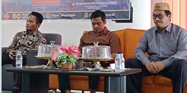 Perpustakaan IAIN Parepare menggelar Bedah Buku Nasional dengan judul buku “Radikalisme di Media Sosial” dengan menghadirkan langsung penulis buku Mohammad Nuruzzaman yang juga sebagai staf khusus Menteri Agama RI bidang toleransi dan pencegahan radikalisme, di Ruang Seminar Gedung Perpustakaan Lt. 5, Ahad (24/9/2023)