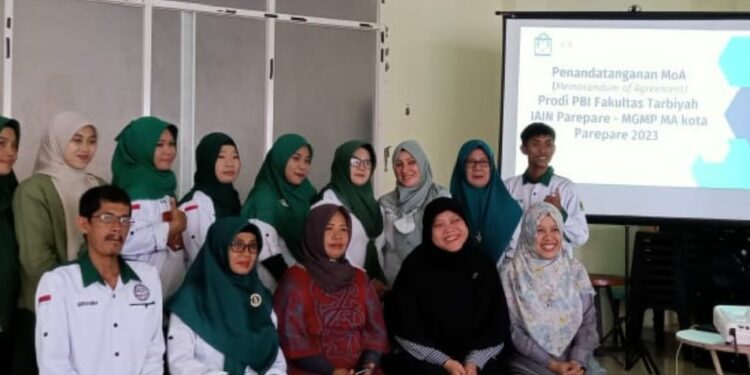 Ketua Program Studi (Prodi) Pendidikan Bahasa Inggris IAIN Parepare Kalsum melaksanakan penandatanganan Memorandum of Agreement (MoA) bersama Musyawarah Guru Mata Pelajaran (MGMP) Bahasa Inggris se-Kota Parepare bertempat di Lagota Cafe and Resto, Ahad (10/9/2023)