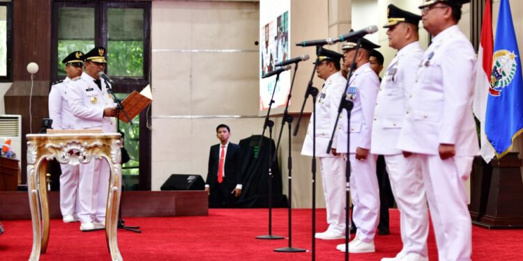 Penjabat Gubernur Sulawesi Selatan (Sulsel), Bahtiar Baharuddin, melantik empat Penjabat (Pj) Bupati dan Wali Kota di Sulsel. Pelantikan dilaksanakan di Ruang Pola Kantor Gubernur, Selasa (26/9/2023)