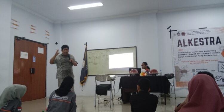 Direktur Pijarnews.com, Alfiansyah Anwar menjadi salah satu pembicara di kegiatan Akuntansi Lembaga Keuangan Syariah Training (Alkestra)