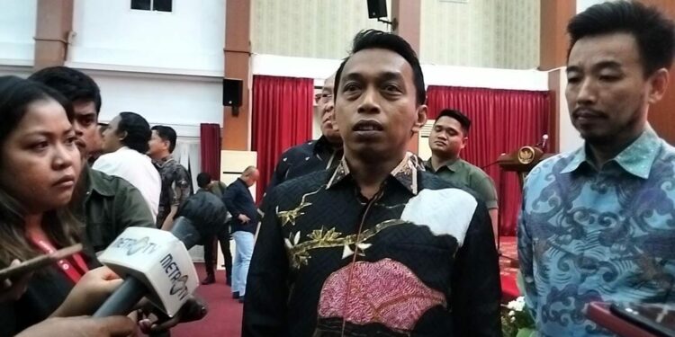 Wakil Ketua DPRD Sulsel Syahruddin Alrif saat diwawancarai usai menghadiri Rakor Ketahanan dan Kedaulatan Pangan Gerakan Gemar Menanam Pisang Pemprov Sulsel di Baruga Karaeng Pattingalloang, Jalan Sungai Tangka, Kelurahan Sawerigading, Kecamatan Ujung Pandang, Kota Makassar, Kamis (28/9/2023) malam