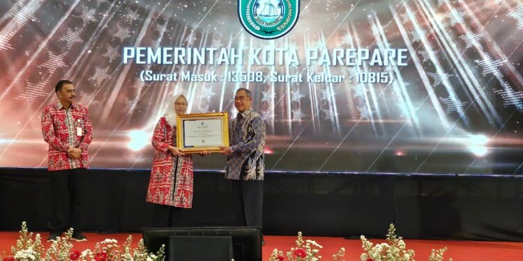 Wakil Wali Kota Parepare, H Pangerang Rahim yang hadir mewakili Wali Kota Parepare menerima penghargaan dari Deputi Bidang Pembinaan Kearsipan Arsip Nasional RI, Dra Desi Pratiwi MIM di Hotel Sunan Surakarta, Rabu (6/9/2023)