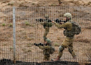 Tentara Israel memindai suatu area sementara sirene berbunyi saat roket dari Gaza diluncurkan ke arah Israel, dekat Sderot, Israel selatan, 9 Oktober 2023. (Foto: REUTERS)