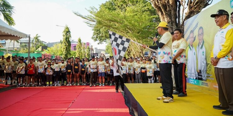 Wali Kota Parepare, HM Taufan Pawe yang melepas resmi dari Alun-alun Lapangan Andi Makkasau, Parepare, Ahad pagi (15/10/2023), memberikan semangat kepada para peserta