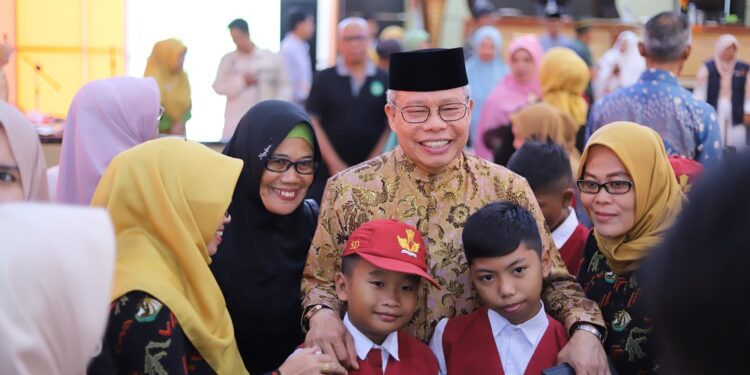 Wali Kota Parepare, HM Taufan Pawe pada acara penyerahan Beasiswa Mentari oleh Lazismu Kota Parepare kepada 450 siswa di Auditorium BJ Habibie, Rumah Jabatan Wali Kota Parepare, Sabtu (7/10/2023)