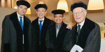 Wakil Rektor I Unhas, Prof drg Muhammad Ruslin MKes PhD SpBM(K) (kedua kanan) menjadi co-promotor tiga PhD di Vrije Universiteit Amsterdam, Belanda, Rabu,(11/10/2023). (Sumber Foto: Prof Muhammad Ruslin)