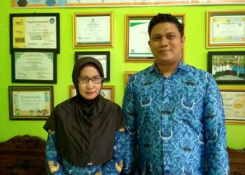 Kepala UPTD SMPN 1 Parepare, Dra.Hj.Sri Enyludfiah (kiri), Ketua Giat UKBI SMPN 1 Parepare, Iswahid (kanan).