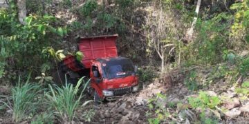 Diduga Akibat Jalan Rusak, Truk Pengangkut Pasir di Pinrang Terjun ke Jurang