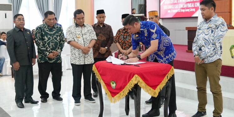 Bupati Gowa, Adnan Purichta Ichsan melakukan penandatanganan bersama Naskah Perjanjian Hibah Daerah (NPHD) antara KPU, Bawaslu dan Pemkab Gowa, di Baruga Karaeng Galesong, Kantor Bupati Gowa, Jumat (29/9/2023)