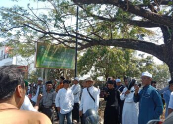 Warga yang tergabung dalam Forum Masyarakat Soreang Peduli (FMSP) Kota Santri Parepare menggelar aksi damai penolakan pembangunan sekolah  G yang akan dibangun di Jalan HM. Arsyad No. 252, Kecamatan Soreang, Kota Parepare, Jumat (6/10/2023)