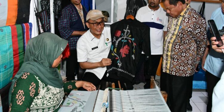 Pj Gubernur Sulbar, Prof Zudan setelah meninjau langsung lokasi produksi tenun Saqbe, Mandar Sutera di Campalagian Polewali Mandar, Sabtu (7/10/2023)