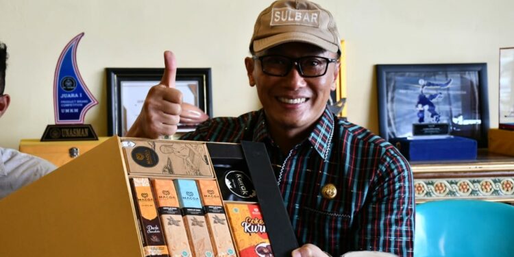 Pj Gubernur Sulbar Prof Zudan Arif Fakrulloh mempromosikan produk cokelat Macoa