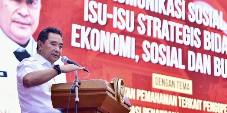 Penjabat Gubernur Sulsel, Bahtiar Baharuddin, membuka Forum Komunikasi Sosial Isu-Isu Strategis Bidang Ekonomi, Sosial, dan Budaya dengan tema Peningkatan Pemahaman terkait Pengoperasian Sistem Informasi Penanganan Konflik Sosial (SIPKS), di Baruga Karaeng Pattinggaloang, Rabu (18/10/2023)