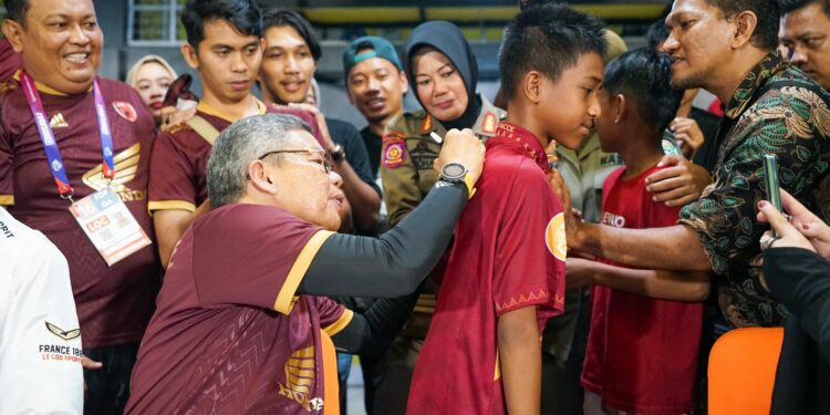 Wali Kota Parepare HM Taufan Pawe membubuhkan tanda tangannya di kostum salah satu suporter PSM Makassar, di Stadion Gelora BJ Habibie (GBH), Kota Parepare, Jumat (20/10/2023)