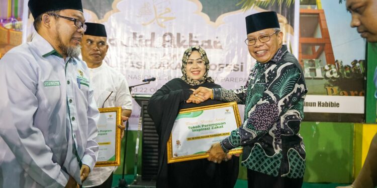 Diwakili Wali Kota Parepare, HM Taufan Pawe, Baznas Parepare memberikan award kepada Dr Hj Erna Rasyid Taufan, S.E, M.Pd, sebagai Tokoh Perempuan Inspirasi Zakat