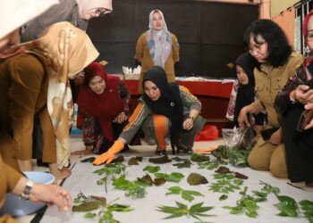 Sofha Marwah Bahtiar Ikut Belajar Teknik Ecoprint Bersama Peserta Program PKW 2023