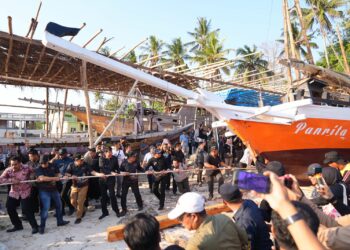 Bahtiar Baharuddin Ikut  “Annyorong Lopi”  Bersama Warga Bontobahari