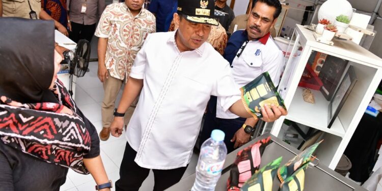 Penjabat Gubernur Sulsel, Bahtiar Baharuddin, melakukan kunjungan ke pelaku industri mete PT. Bunly Abadi Bersama, di Kompleks Perdos Unhas Blok H-20 Tamalanrea, Ahad (29/10/2023)