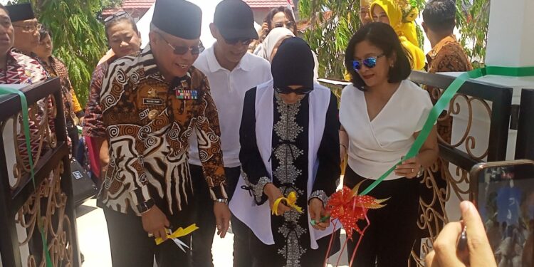 Wali Kota Parepare Taufan Pawe meresmikan makam bersama keluarga Alm Andi Mallarangeng yang hadir langsung di Parepare, Senin (2/10/2023)