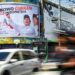 Sejumlah kendaraan melintas di dekat baliho bergambar Ketua Umum Partai Gerindra Prabowo Subianto dan Wali Kota Solo Gibran Rakabuming Raka di Jalan Pemuda, Kota Medan, Sumatera Utara, Minggu (15/10/2023) Foto: Antara