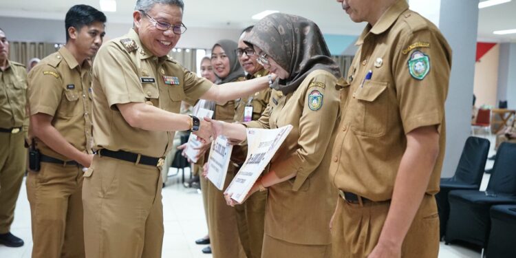 Prosesi pemberian penghargaan hasil penilaian indeks inovasi tingkat SKPD dan UPTD/Kelurahan lingkup Pemkot Parepare di Puslatbang KMP LAN, Makassar, Selasa (10/10/2023)