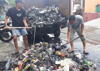Petugas kebersihan DLH Kota Parepare mengambil langkah cepat membersihkan dan mengangkut sampah berserakan di beberapa titik, Sabtu, (4/11/2023). (Sumber Foto: Artikel News)