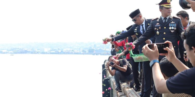 Pj Wali Kota Parepare, Akbar Ali dan jajarannya melakukan tabur bunga di dermaga Pelabuhan Cappa Ujung, Jumat (10/11/2023). (Sumber Foto: Artikel News)