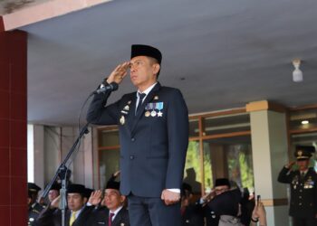 Pj Wali Kota Parepare, Akbar Ali menjadi inspektur upacara saat memperingati Hari Pahlawan, Jumat (10/11/2023). (Sumber Foto: Artikel News)