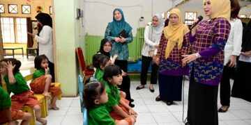 Ketua Persit, Desi Totok Imam dan Sofha Marwah Bahtiar Sikat Gigi Bersama Anak PAUD