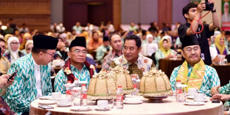 Menko PMK Indonesia, Prof. Dr. Muhadjir Effendy berbincang bersama Pj Gubernur Sulsel, Bahtiar Baharuddin saat menghadiri Silaknas ICMI di Hotel Four Points by Sheraton, Sabtu, (1/11/2023). ( Sumber Foto: Humas Pemprov Sulsel)