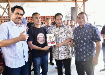 Pj Gubernur Sulsel, Bahtiar Baharuddin dan Bupati Luwu Basmin Mattayang, kunjungan ke Kelurahan Larompong, Ahad (5/11/2023). (Humas Pemprov Sulsel)