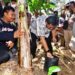 Pj Gubernur Sulsel, Bahtiar Baharuddin, melakukan pencanangan budidaya pisang di Kota Palopo, Ahad (5/11/ 2023). (Sumber Foto: Humas Pemprov Sulsel)