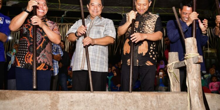 Pj Gubernur Sulsel, Bahtiar Baharuddin menghadiri pesta adat masyarakat Saoraja Kulo di Saoraja (Istana Kerajaan) Kulo, di Desa Kulo Kecamatan Kulo, Kabupaten Sidenreng Rappang, Sabtu malam, (11/11/2023). (Sumber Foto: Humas Pemprov Sulsel)