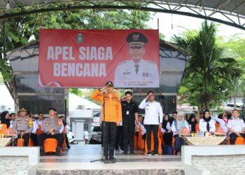 Pj Wali Kota Parepare, Akbar Ali menjadi inspektur Apel Siaga Bencana Tahun 2023 di Alun-alun Lapangan Andi Makkasau, Parepare, Rabu (15/11/2023). (Sumber Foto: Artikel News)