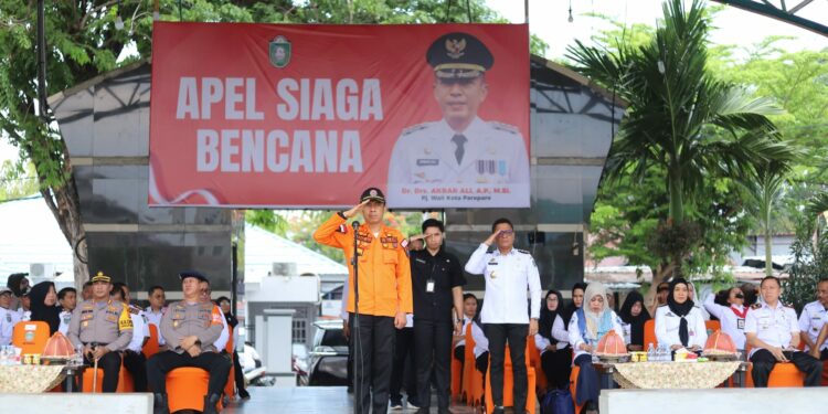 Pj Wali Kota Parepare, Akbar Ali menjadi inspektur Apel Siaga Bencana Tahun 2023 di Alun-alun Lapangan Andi Makkasau, Parepare, Rabu (15/11/2023). (Sumber Foto: Artikel News)